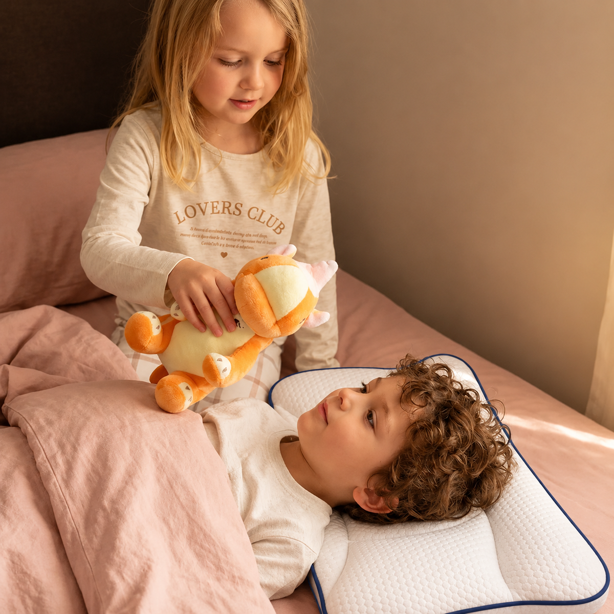 L’oreiller pour enfant fait pour sa nuque